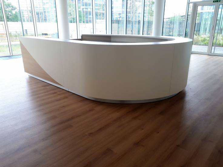 Comptoir cintré d'un bar cafeteria à Paris