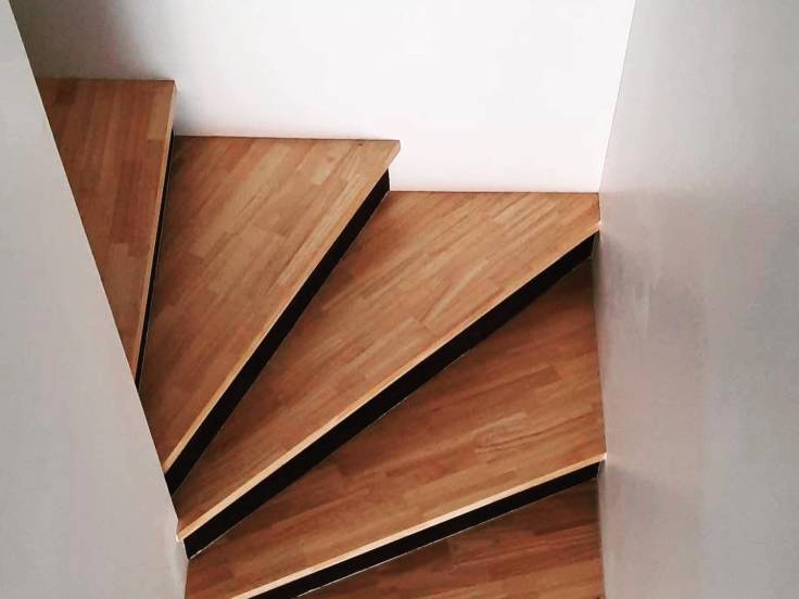 Habillage de marches d'escalier bois massif