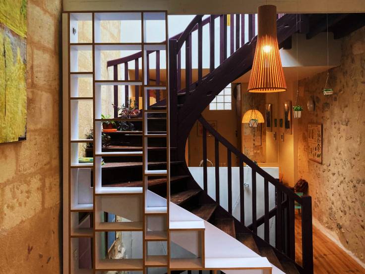 Bibliothèque sur mesure - habillage escalier