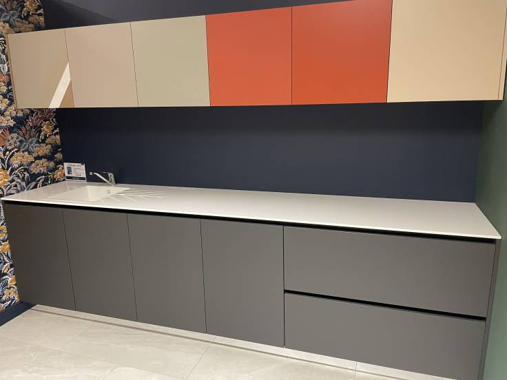 Cuisine en mélaminé gris anti-trace, medium peint et plan de travail en Corian