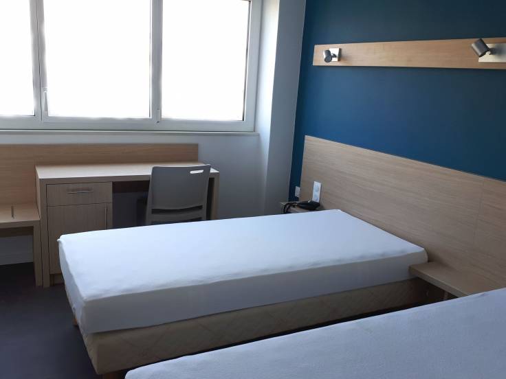 Ensemble de mobilier d'une chambre d'hôtel à Bordeaux