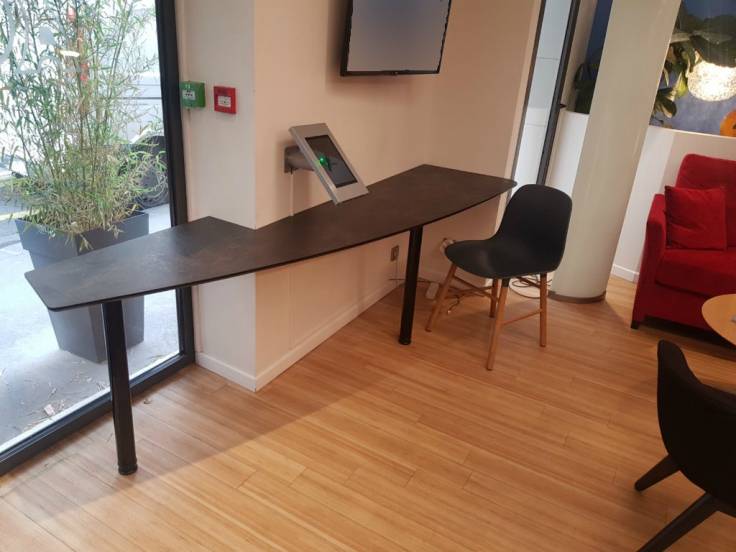 Table en bois et pieds métalliques - Hôtel à Paris