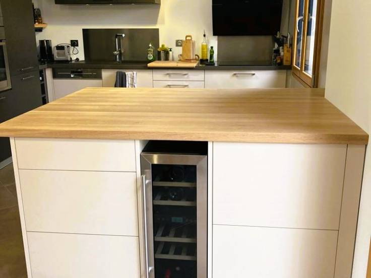 Ilot central sur mesure mélaminé blanc et plan de travail en bois massif