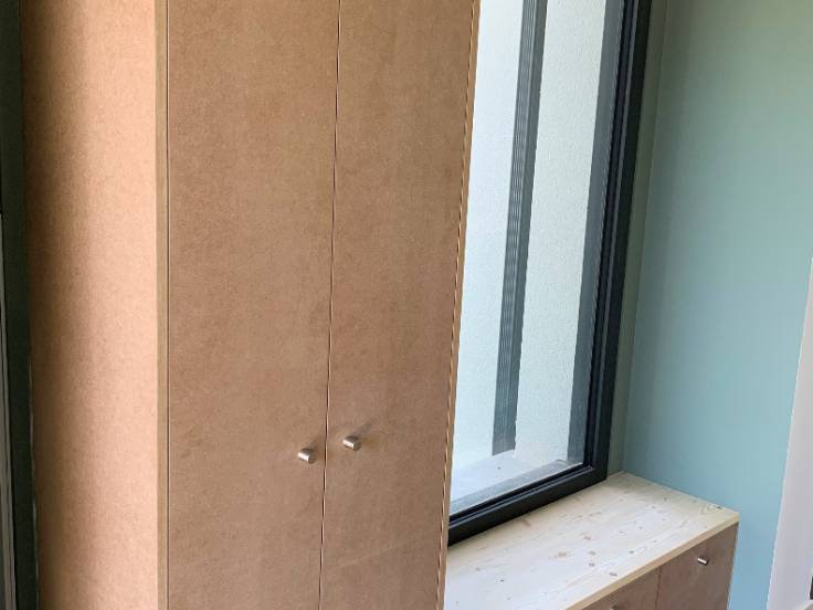 Meuble d'entrée - portes en médium à peindre et assise en Blinder Epicéa 3 plis