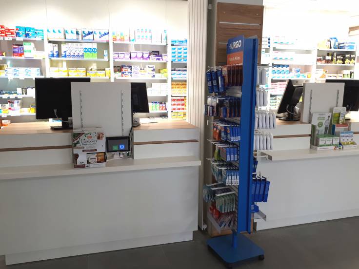 Comptoir double d'une pharmacie à Surgères