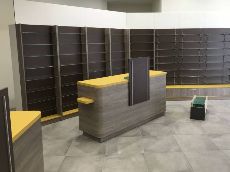 Comptoir et rayonnage d'une pharmacie dans le Périgord