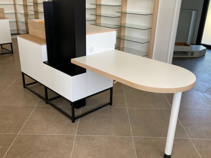 Comptoir blanc et bois avec pieds métal et table PMR arrondie