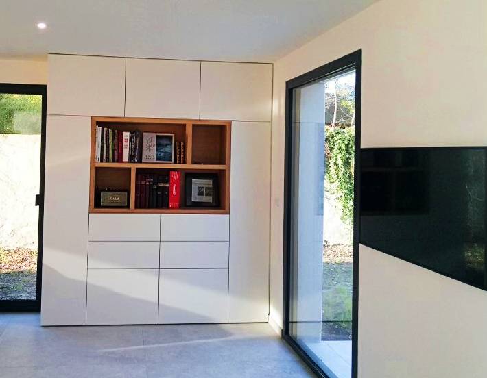 Bibliothèque sur mesure - niche chêne massif