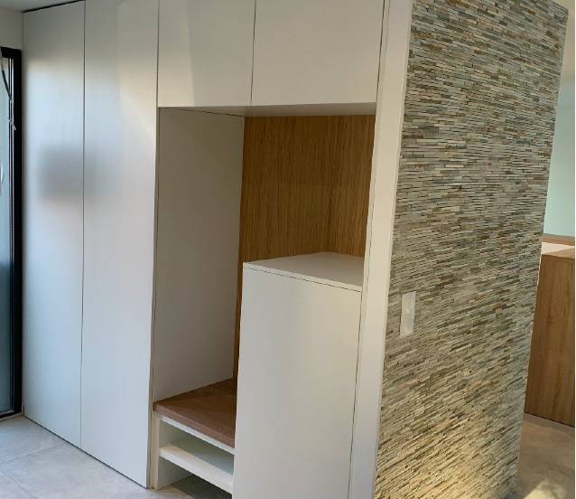 Meuble d'entrée sur mesure en mélaminé blanc et chêne