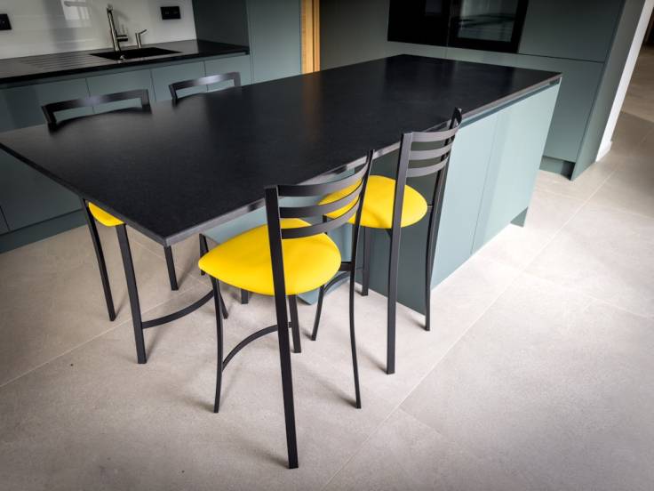 Plan de travail en marbre noir et mélaminé